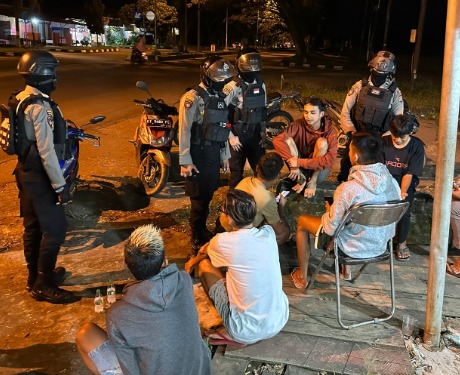 Berikan Rasa Aman di Malam Hari, Unit Patroli Motor Sat Samapta Polres Kubar Sambangi Warga WhatsApp Image 2023 03 06 at 10.26.31