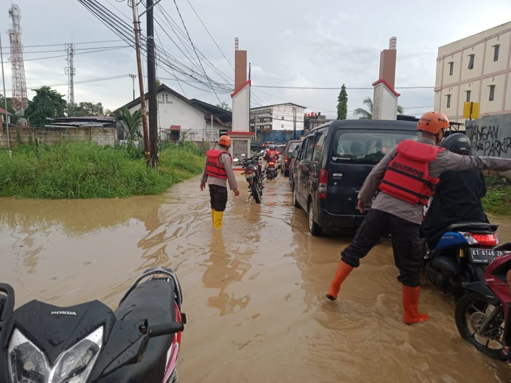 Jalan MT. Haryono Balikpapan Terendam Banjir, Brimob Polda Kaltim Bantu Warga Atur Lalu Lintas WhatsApp Image 2023 03 10 at 05.31.44