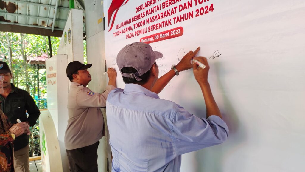 Ikuti Deklarasi Anti Hoax, Bhabinkamtibmas Berbas Pantai Ajak Masyarakat Bijak Dalam Bermedsos WhatsApp Image 2023 03 13 at 07.09.31