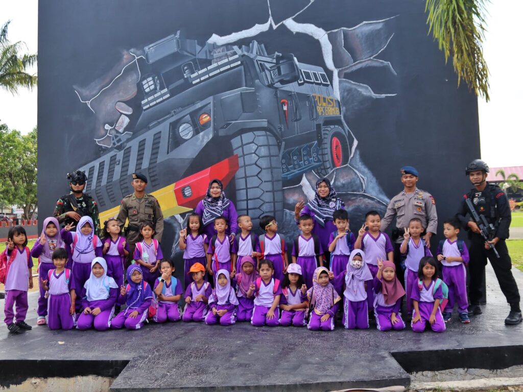 Polisi Sahabat Anak, Mako Batalyon B Pelopor Samarinda Ramai di Kunjungi Murid TK Sehati Loa Janan Ilir WhatsApp Image 2023 03 13 at 10.06.05