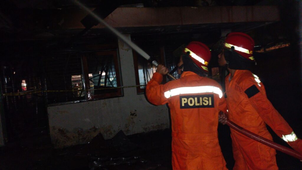 Kebakaran di Kampung Baru Balikpapan, Polisi Sigap Padamkan Api WhatsApp Image 2023 03 13 at 10.19.12