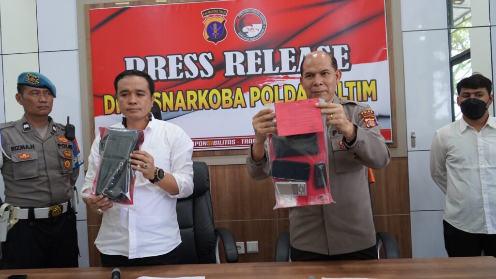 Bukti Keseriusan Kapolda Kaltim Dalam Berantas Narkoba, Anggota Yang Terlibat Pun Ditangkap dan Diproses WhatsApp Image 2023 03 13 at 14.59.45