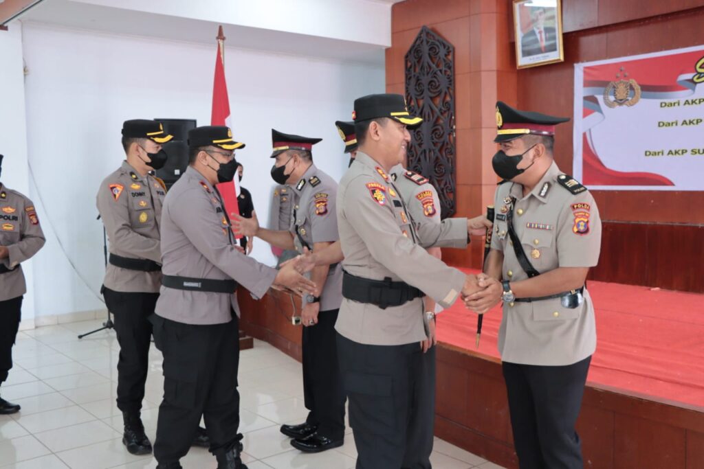 Kapolres Kutai Kartanegara Pimpin Upacara Serah Terima Jabatan Tiga Kapolsek WhatsApp Image 2023 03 16 at 06.56.30