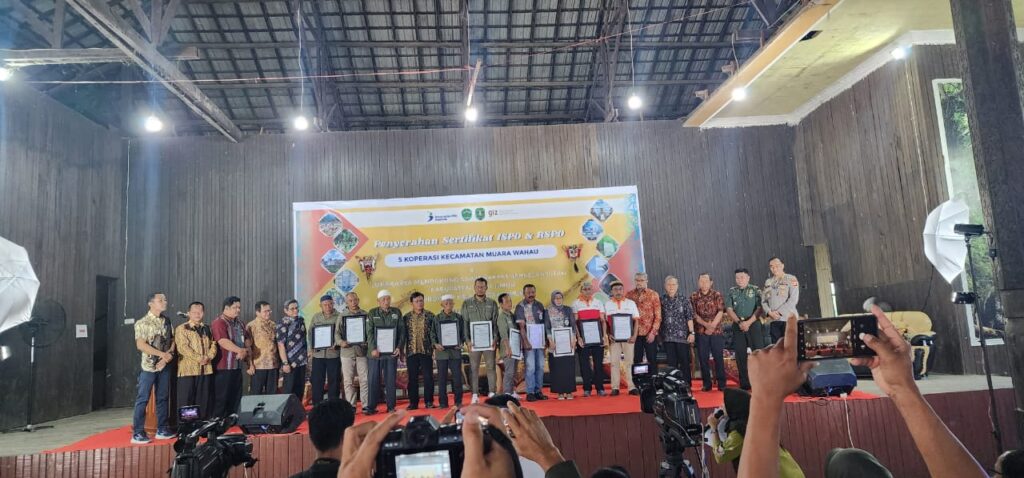 Pastikan Kondusifitas Kamtibmas, Kapolsek Muara Wahau Hadiri Lokakarya Mendukung Sawit Rakyat Berkelanjutan Kabupaten Kutai Timur WhatsApp Image 2023 03 16 at 09.43.26