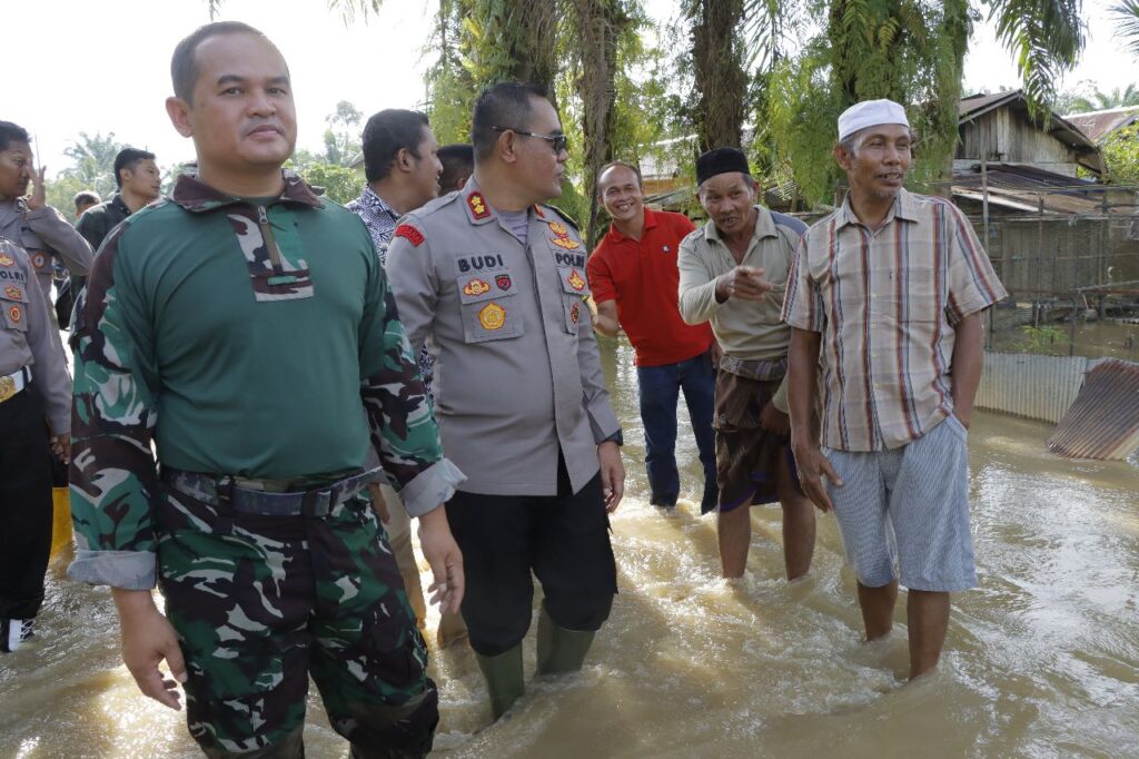Kapolres Bersama Dandim 0904 Paser Tinjau Lokasi Banjir dan Berikan Bantuan Sembako WhatsApp Image 2023 03 17 at 09.31.26