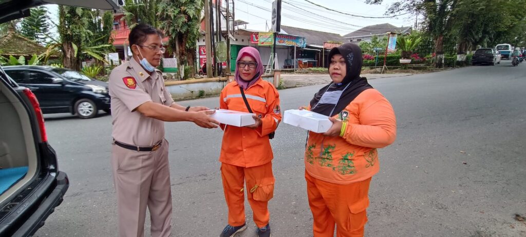 Jumat Penuh Berkah, ASN Polda Kaltim Bagikan Nasi Kotak ke Masyarakat WhatsApp Image 2023 03 17 at 12.54.14