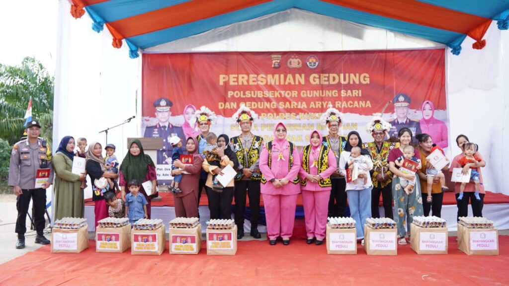 Resmikan Polsubsektor Gunung Sari Tabang, Kapolda Kaltim Berikan Tali Asih Kepada Anak Penderita Stunting WhatsApp Image 2023 03 17 at 18.32.51