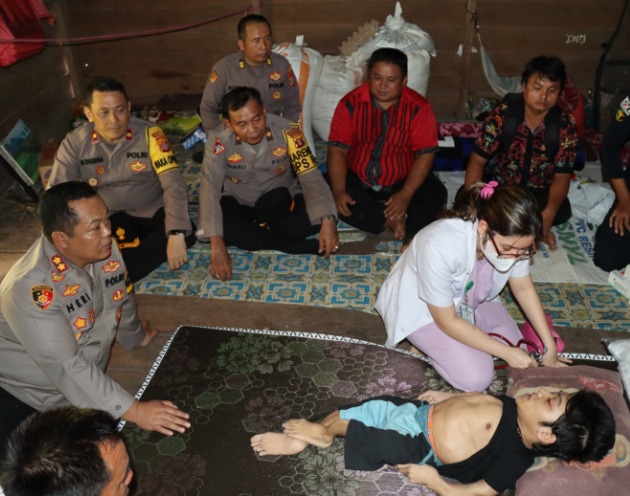 Peduli Sesama, Kapolres Kubar Bersama Ketua Bhayangkari Bagikan Bantuan Sosial untuk Anak Penyandang Disabilitas WhatsApp Image 2023 03 18 at 10.56.52