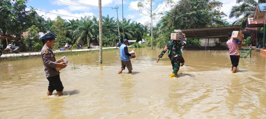Sinergitas TNI-POLRI, Bhabinkamtibmas dan Babinsa Pantau Perkembangan Banjir di Desa Sebakung Kec. Long Kali WhatsApp Image 2023 03 18 at 11.27.34