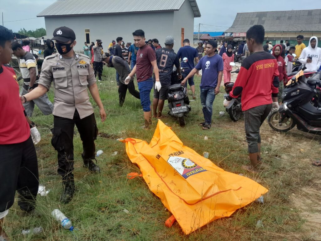 Polisi Evakuasi Penemuan Mayat di Perairan Pantai Jodoh Muara Badak WhatsApp Image 2023 03 21 at 15.28.09