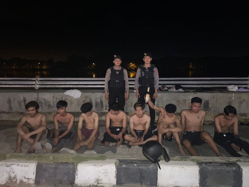 Unit Patroli Sat Samapta Polres Kutai Kartanegara Tindak Remaja Pesta Miras WhatsApp Image 2023 03 22 at 05.49.03