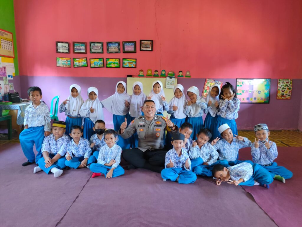 Polisi Sahabat Anak, Bhabinkamtibmas Kelurahan Sindang Sari Kunjungi TK Dahlia WhatsApp Image 2023 03 23 at 10.37.38
