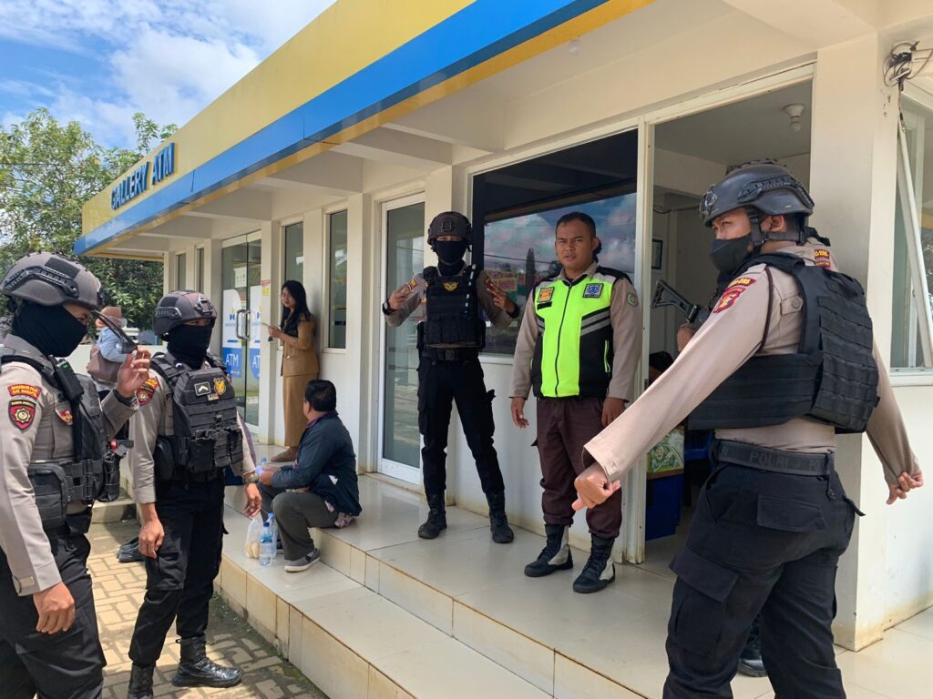Personil Satuan Samapta Polres Kutai Barat Lakukan Patroli Perbankan WhatsApp Image 2023 03 24 at 22.42.13