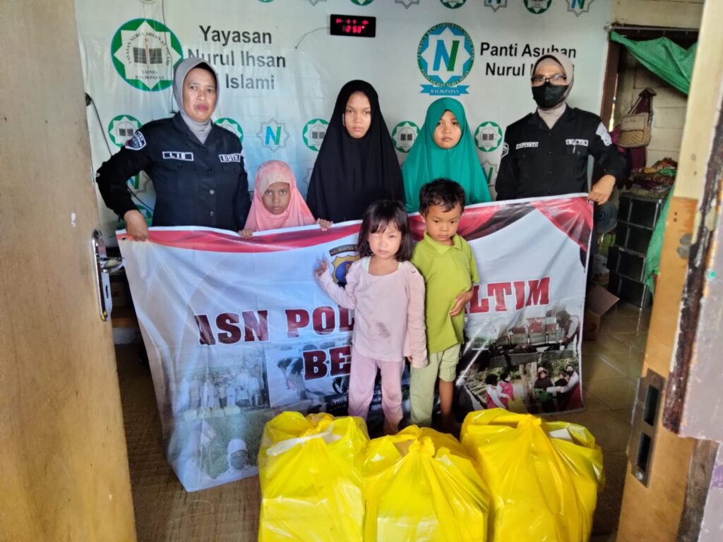 Jumat Penuh Berkah, ASN Polda Kaltim Bagikan Nasi Kotak ke Masyarakat Menjelang Berbuka Puasa WhatsApp Image 2023 03 24 at 6.59.54 PM