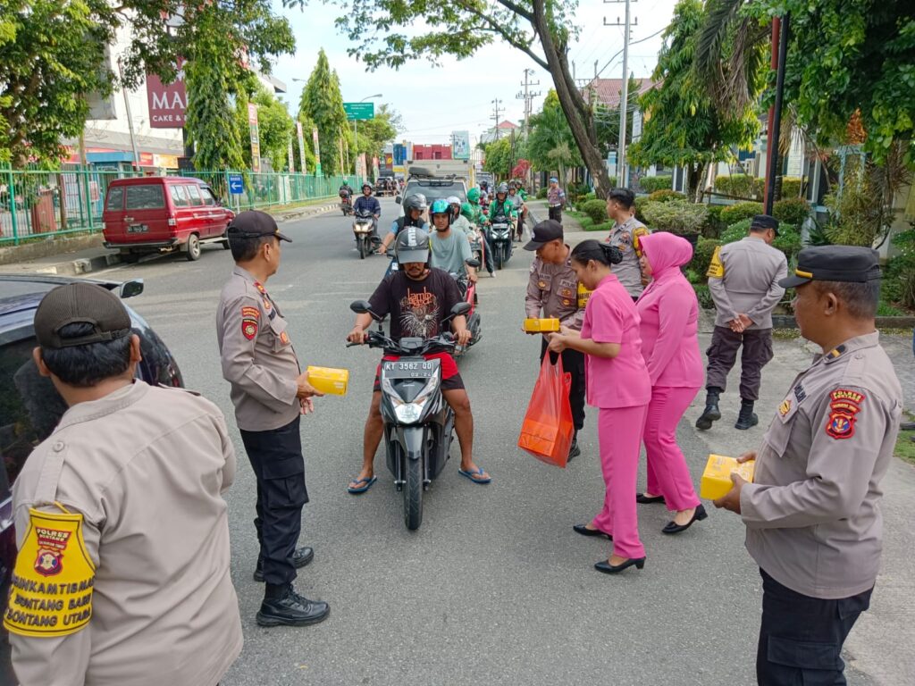 Jelang Buka Puasa, Polsek Bontang Utara Bagi Takjil Kepada Pengendara Yang Melintas WhatsApp Image 2023 03 30 at 23.20.20