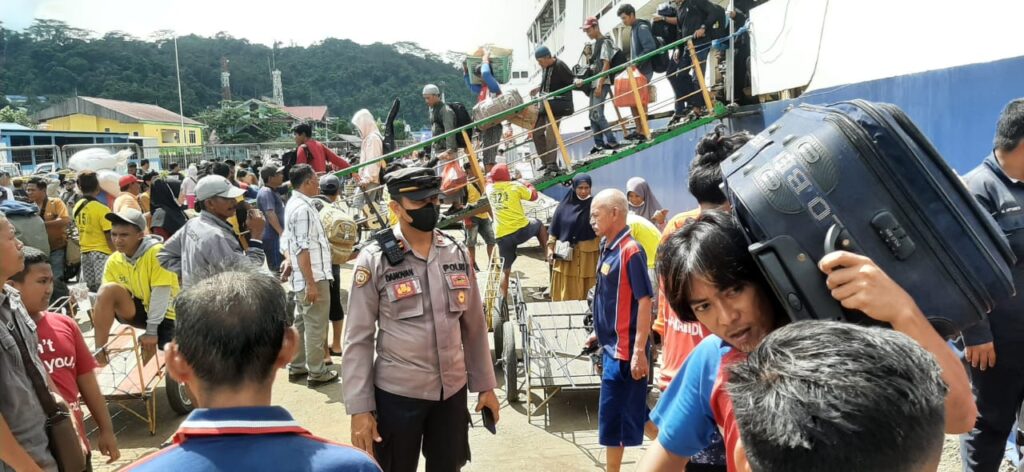 Kedatangan Kapal KM Cattelya Express, Polsek kawasan Pelabuhan laksanakan pengamanan di Pelabuhan Samarinda b7a5271c ab9d 4bd8 9c83 a1f91566ba6c