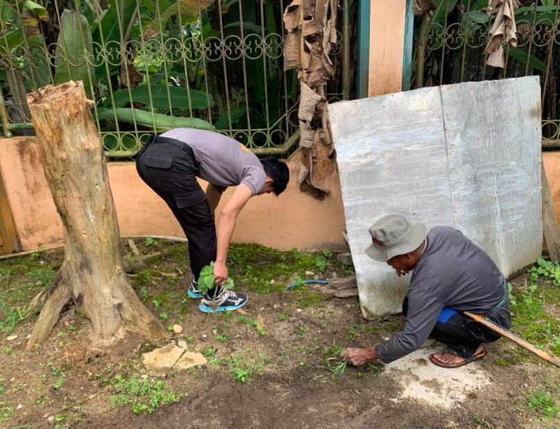 Jaga Kebersihan, Polsek Muara Bengkal Laksanakan Kerja Bakti Bersama Warga bersih