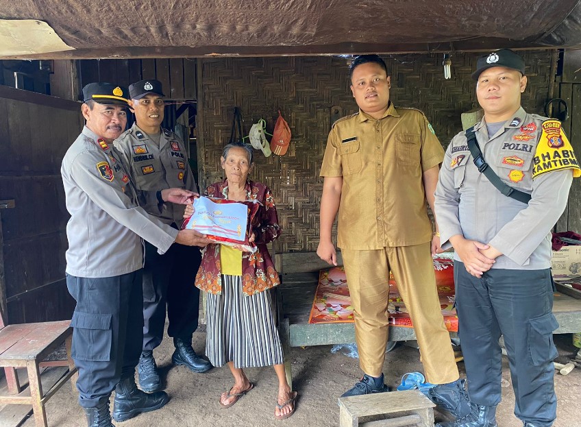 Kapolsek Melak Bagikan Bantuan Sembako Kepada Warga di Bulan Suci Ramadhan kubar 1