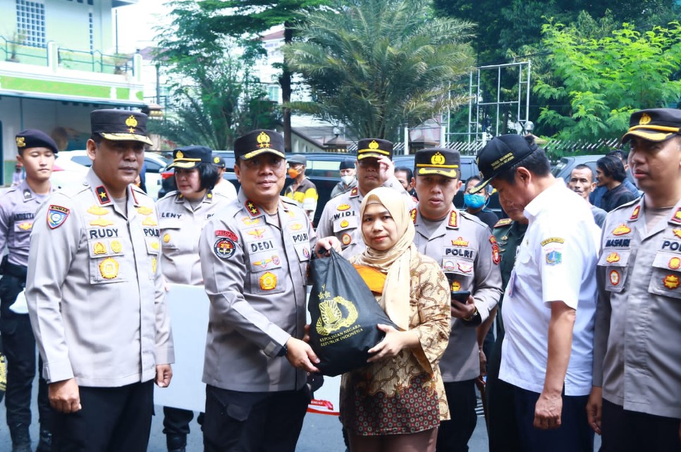 Ribuan Paket Sembako dari Kapolri Disebar ke Masyarakat di Slum Area Jaksel viral