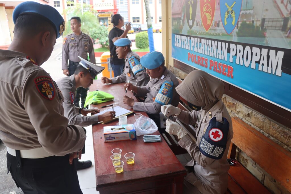 Pastikan Bebas Narkoba, Personel Polres Paser Jalani Uji Petik Tes Urine 0C208265 3F45 4ED3 BDF5 03998EFAC02D