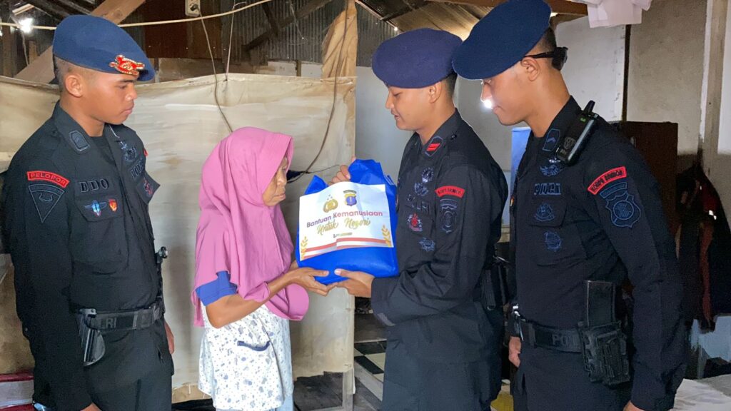 Jumat Berkah, Batalyon A Pelopor Brimob Kaltim Salurkan Bantuan Kemanusiaan Untuk Negeri 47C703E6 0D17 4C2A ABB9 E408190337A0