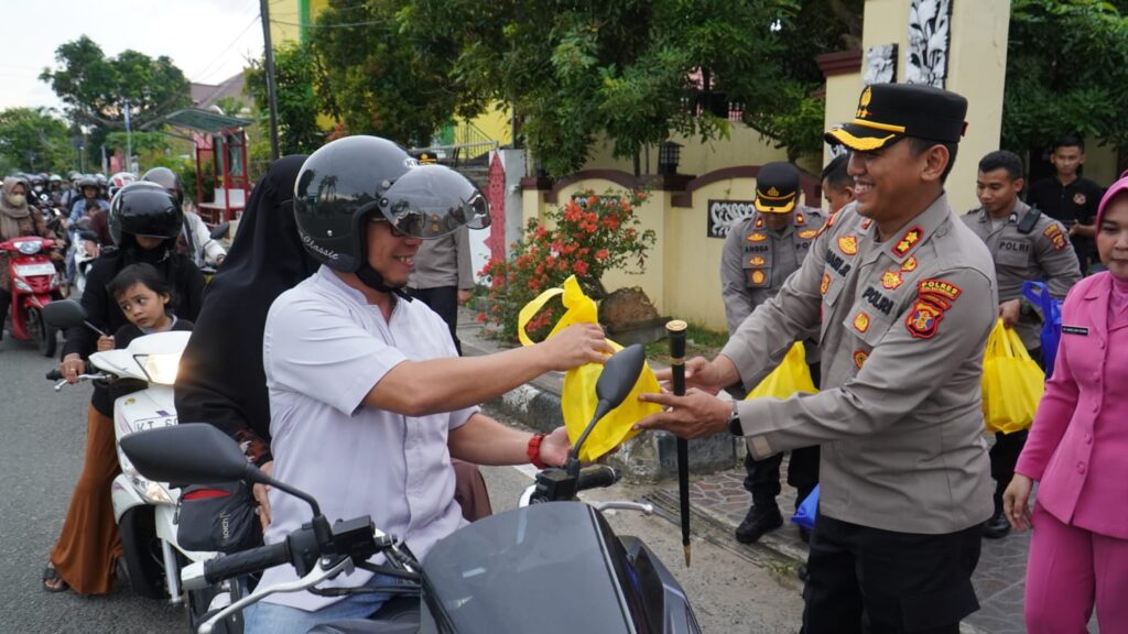 Kapolres Kukar Bersama Ketua Bhayangkari Bagikan Takjil Ke Pengguna Jalan 48DC47EE 758C 4D06 A63D 48B0E99241BF