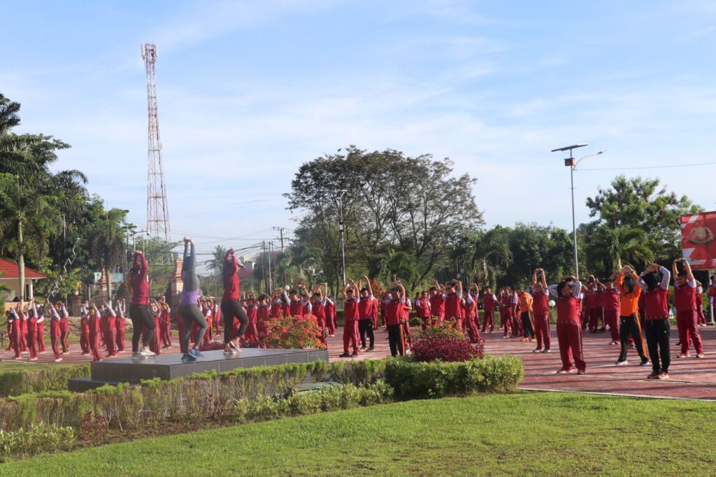 Jaga Kebugaran Tubuh, Personel Polda Kaltim Gelar Senam Aerobik 75A93933 BF41 4F7D BF01 0047A56BFECF