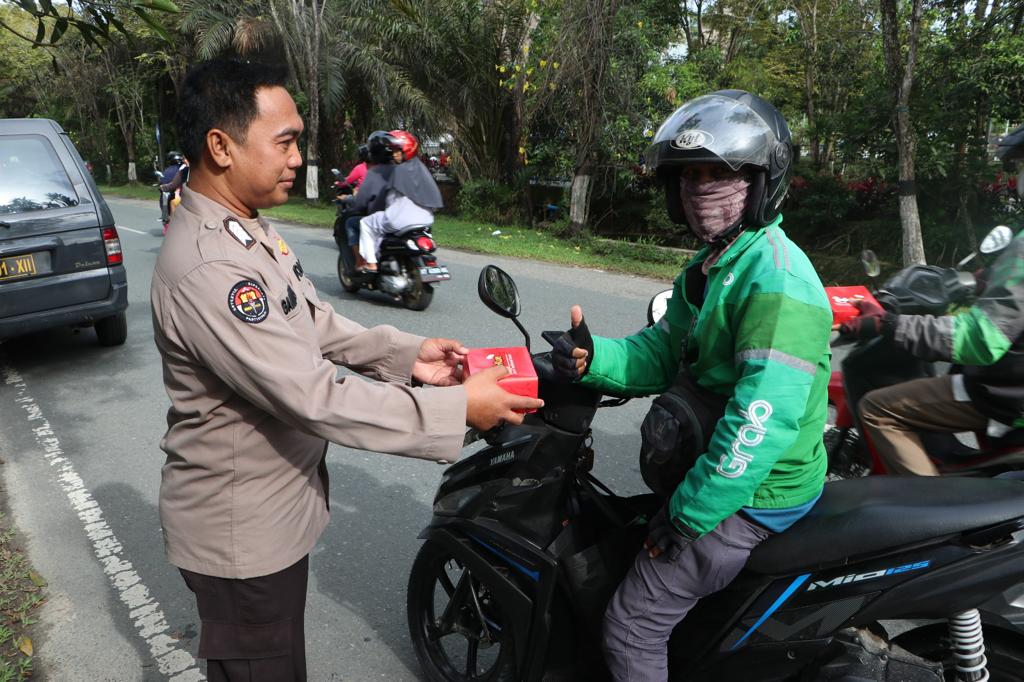 Semarak Ramadhan, Bidhumas Polda Kaltim Beserta Duta Humas Berbagi Takjil 79D2F672 FCEC 49DA A54A CCAE4111E270