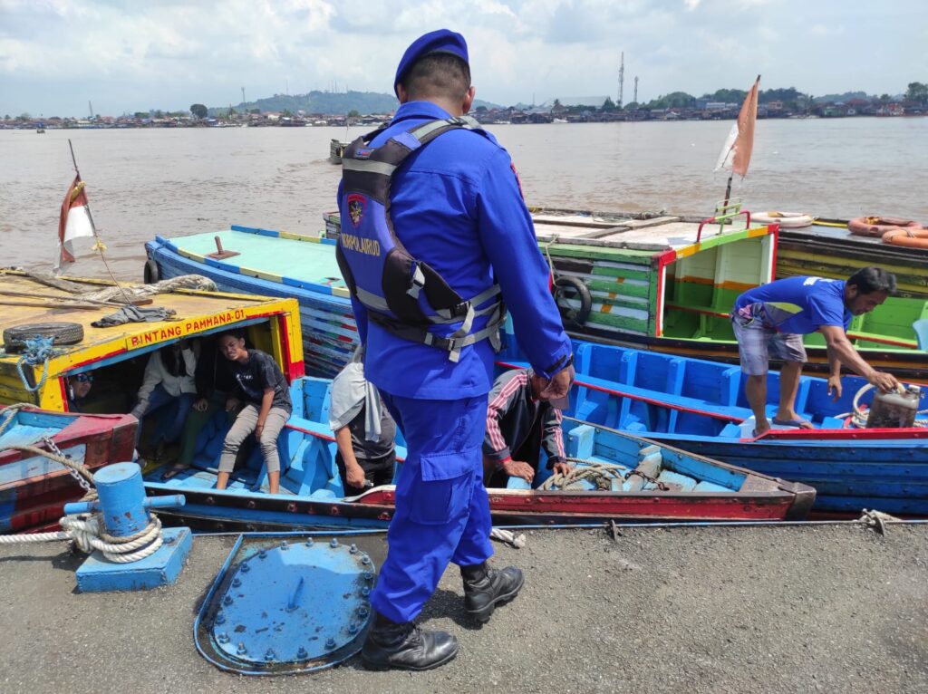 Personel Satgas Ops Ketupat Ditpolairud Polda Kaltim, Tingkatkan Pengawasan di Perairan Balikpapan A759042B 96A1 49A0 A6DE 9108AA070E8C