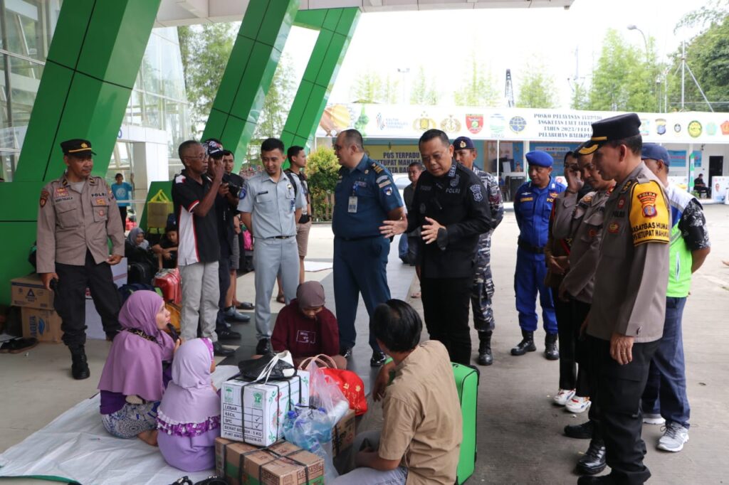 Jelang Lebaran 1444 H, Kabid Humas Polda Kaltim Cek Situasi Arus Mudik di Pelabuhan Semayang dan Bandara SAMS Balikpapan CA1FF935 52A7 4785 91E9 AEB0D5C79523