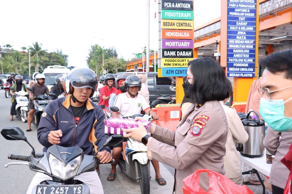 Biddokkes Polda Kaltim Gelar Baksos Dengan Membagikan Takjil Pada Masyarakat D5916249 D803 4FFF ABFD 55E9211CE96E