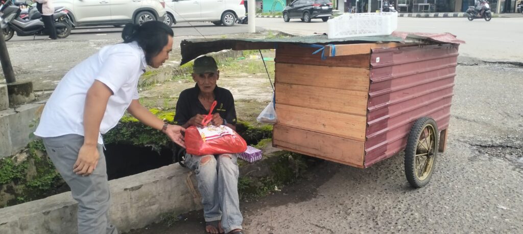 Meraih Keberkahan di Bulan Ramadhan, Polres Paser Bagikan Paket Sembako kepada Masyarakat yang Membutuhkan WhatsApp Image 2023 03 30 at 11.44.17
