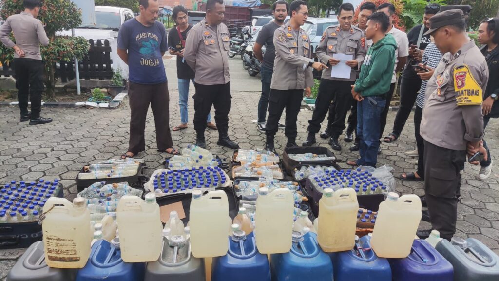 Jajaran Polres Bontang Amankan Seorang Penumpang Kapal Binaiya yang Selundupkan Ribuan Miras WhatsApp Image 2023 03 31 at 09.30.45