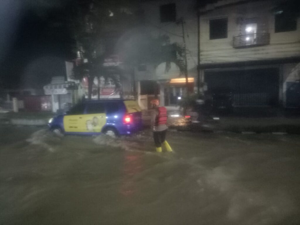 MT. Haryono Balikpapan Banjir, Tim Respon Bencana Brimob Bantu Gatur Lalin dan Evakuasi WhatsApp Image 2023 03 31 at 21.40.02