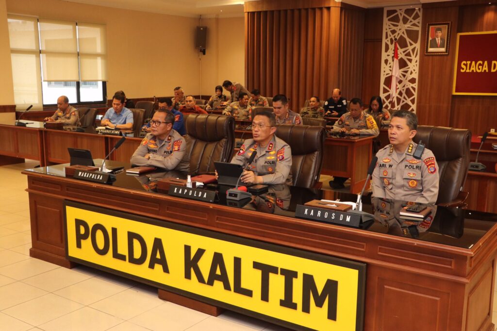 Bahas Perkembangan Kamtibmas Terkini, Kapolda Kaltim Pimpin Rapat Anev Secara Virtual WhatsApp Image 2023 04 04 at 1.15.28 PM