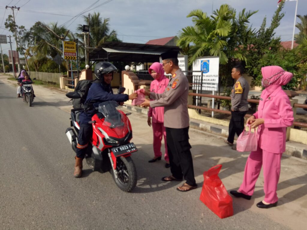 Jelang Waktu Berbuka Puasa, Polsek Muara Jawa Berbagi Takjil Kepada Pengendara dan Panti Asuhan WhatsApp Image 2023 04 04 at 10.19.08