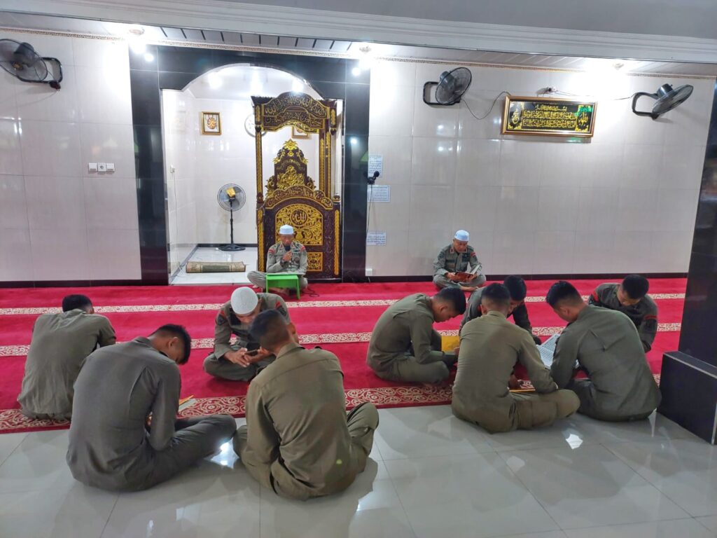 Tingkatkan Iman dan Taqwa Personel di Bulan Ramadhan, Brimob Kaltim Gelar Tadarus Al-Qur’an WhatsApp Image 2023 04 04 at 16.33.14