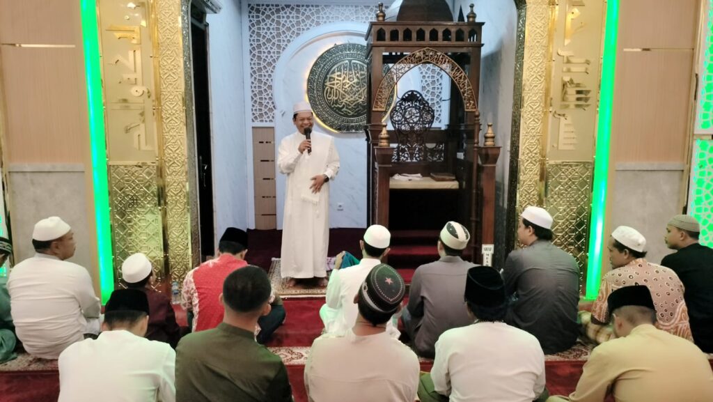 Dirpolairud Polda Kaltim Hadiri Sholat Isya dan Tarawih Berjamaah Bulan Suci Ramadhan di Masjid Al – Ikhlas Polda Kaltim WhatsApp Image 2023 04 05 at 10.20.27 PM