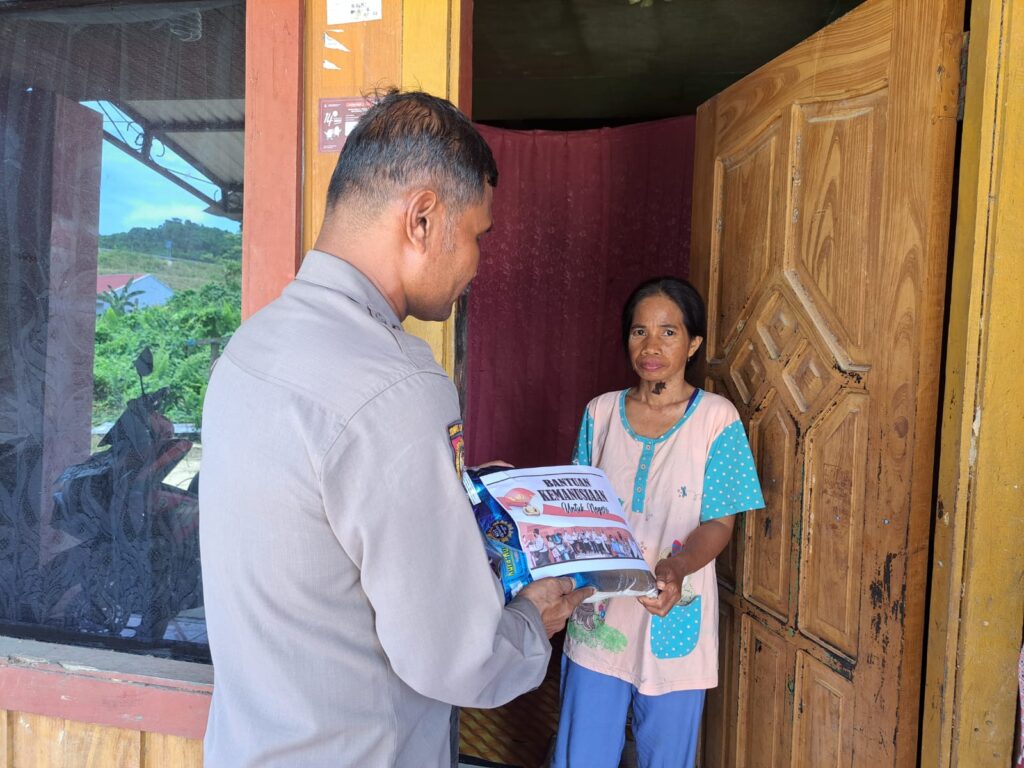 Wujud Kepedulian Terhadap Masyarakat, Polsek Kawasan Pelabuhan Samarinda Salurkan Bantuan Sosial Polri Secara Door to Door WhatsApp Image 2023 04 06 at 04.19.25