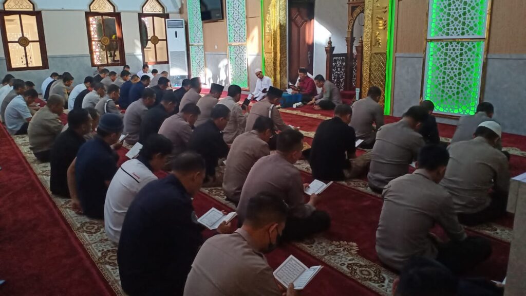 Tingkatkan Iman dan Takwa di Bulan Ramadhan, Polda Kaltim Gelar Binrohtal WhatsApp Image 2023 04 06 at 12.53.38
