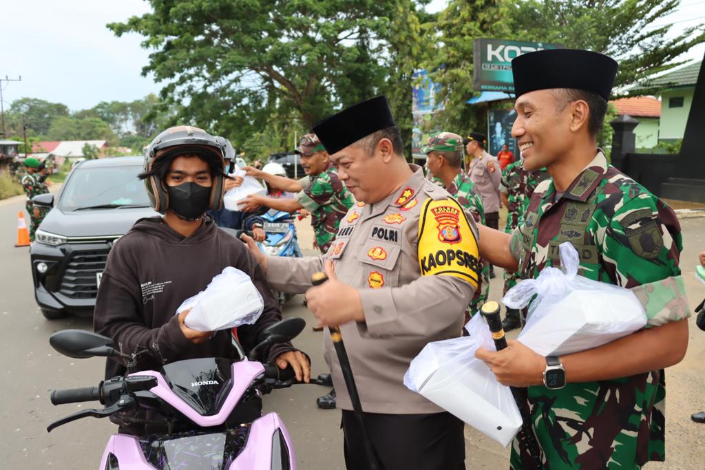 Sinergitas TNI dan Polri, Polres Kubar Dan Kodim 0912 Kubar Bagikan Takjil dan Bansos di Bulan Puasa WhatsApp Image 2023 04 08 at 11.18.21