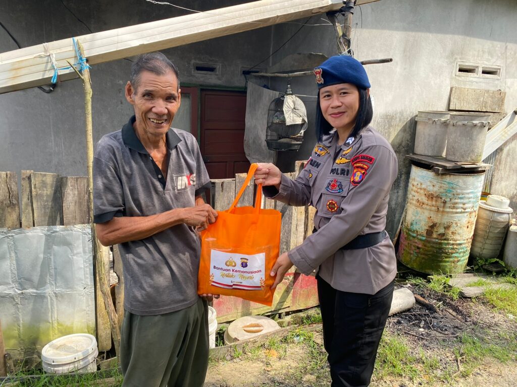 Bantuan Kemanusiaan Untuk Negeri, Polwan Brimob Kaltim Berbagi Berkah Ramadhan Kepada Masyarakat WhatsApp Image 2023 04 08 at 11.20.43