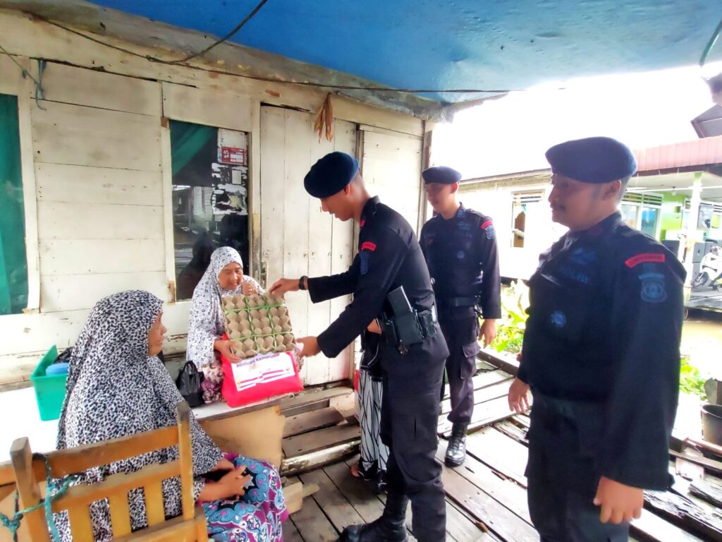 Ramadhan Penuh Berkah, Brimob Kaltim Bagikan Sembako kepada Masyarakat Kurang Mampu WhatsApp Image 2023 04 08 at 16.15.36