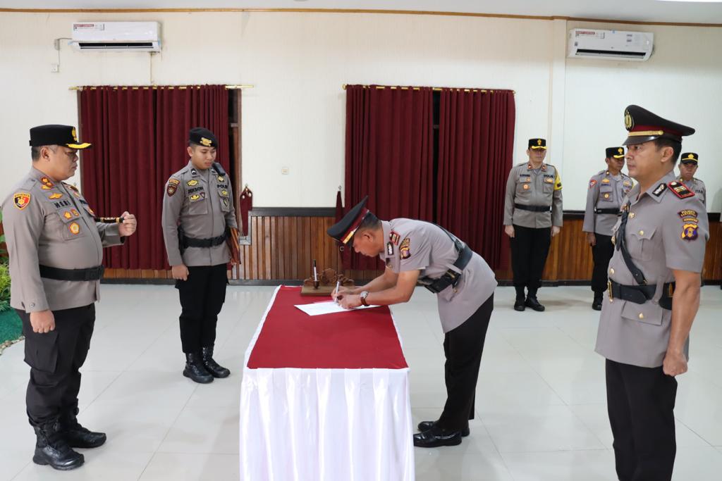 Pergantian Pejabat Polres Kubar, Kapolres Pimpin Sertijab Kasat Resnarkoba WhatsApp Image 2023 04 10 at 07.27.59
