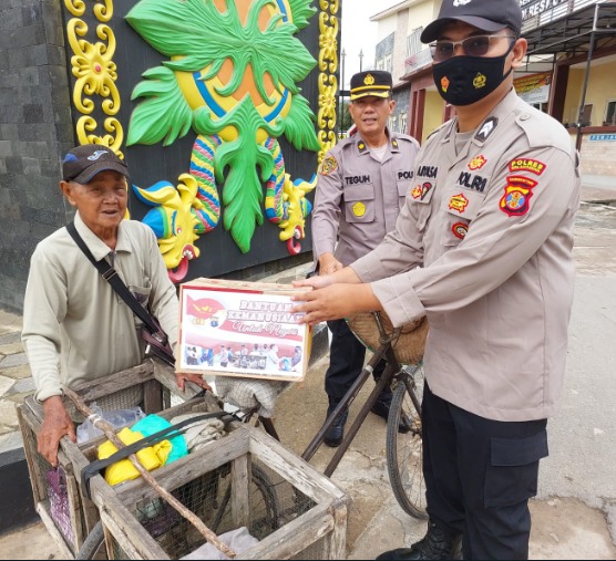 Berbagi Keberkahan Di Bulan Ramadhan, Polres Kutai Kartanegara Bagikan Sembako Kepada Warga Yang Membutuhkan WhatsApp Image 2023 04 10 at 10.39.29