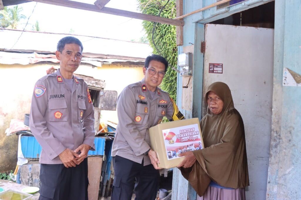Wujud Kepedulian di Bulan Ramadhan, Wakapolres Bontang Salurkan Paket Sembako Kepada Warga Tanjung Laut Indah WhatsApp Image 2023 04 12 at 08.53.53