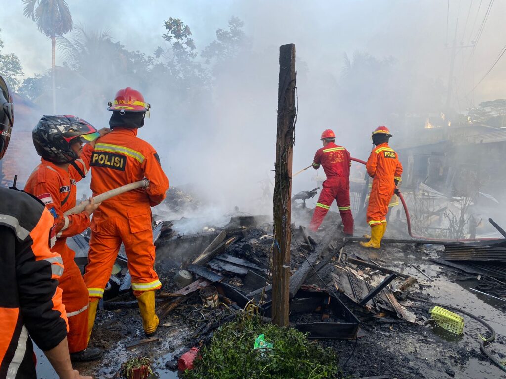 Gerak Cepat, Tim Pammat Dit Samapta Polda Kaltim Bantu Padamkan Kebakaran WhatsApp Image 2023 04 12 at 09.40.45