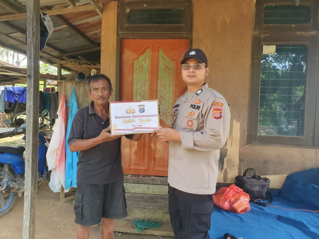 Ramadhan Berbagi, Polres Kukar Bagikan Bantuan Paket Sembako Kepada Masyarakat WhatsApp Image 2023 04 16 at 14.02.04