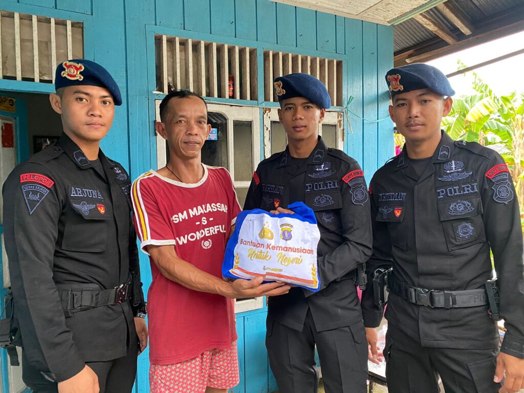 Bantuan Kemanusiaan Untuk Negeri, Brimob Kaltim Distribusikan Bansos Jelang Idul Fitri WhatsApp Image 2023 04 17 at 09.08.18