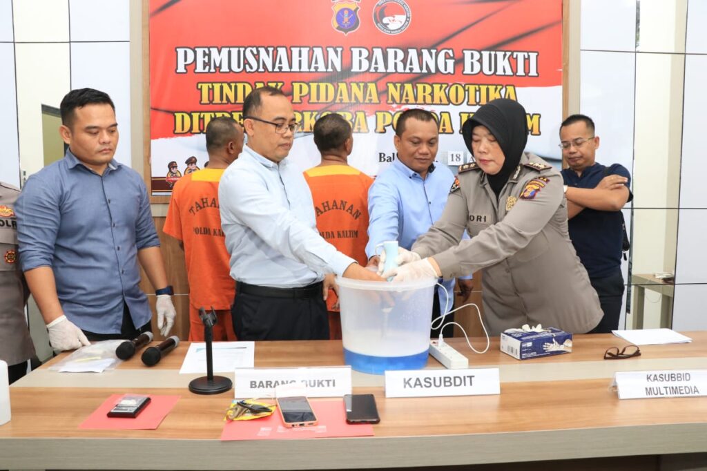 Polda Kaltim Musnahkan Barang Bukti Narkotika Jenis Sabu Seberat 49,30 Gram WhatsApp Image 2023 04 18 at 11.44.14